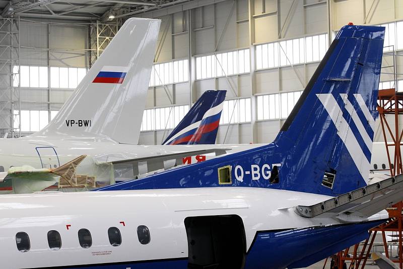 Letecký opravárenský závod Job Air Technic. Hangár, ve kterém se opravují velké boeingy a airbusy.