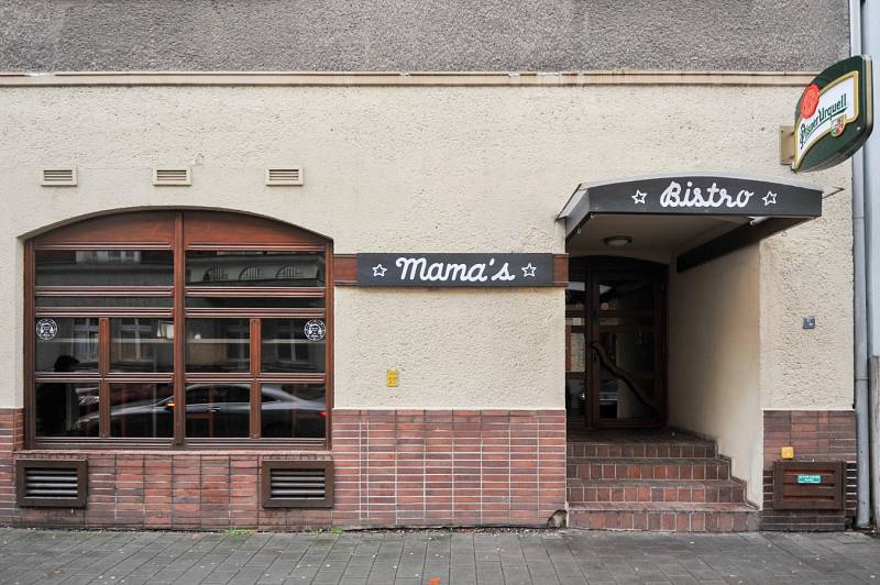 Mama‘s bistro. Novinkami jsou mimo jiné černá výmalba, nové logo s podobiznami bratrů Kaňákových, změny v jídelníčku a samozřejmě tři hvězdy u vstupu. 