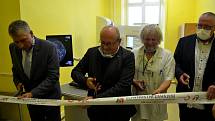 Náměstek hejtmana pro zdravotnictví MUDr. Martin Gebauer úplně vpravo při zahájení provozu nového mamografu v krnovské nemocnici.