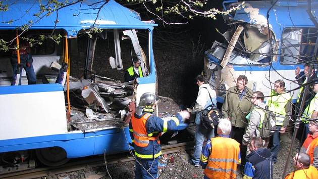 Snímek z tragické srážky tramvají ve Vřesině, 11. dubna 2008.