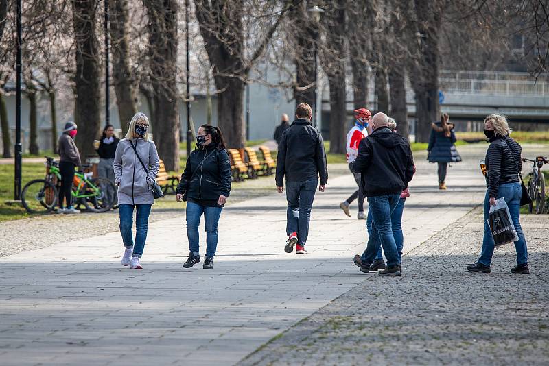 Ostrava (Komenského sady) v celostátní karanténě, 4. dubna 2020. Vláda ČR vyhlásila dne 15.3.2020 celostátní karanténu kvůli zamezení šíření novému koronavirové onemocnění (COVID-19).
