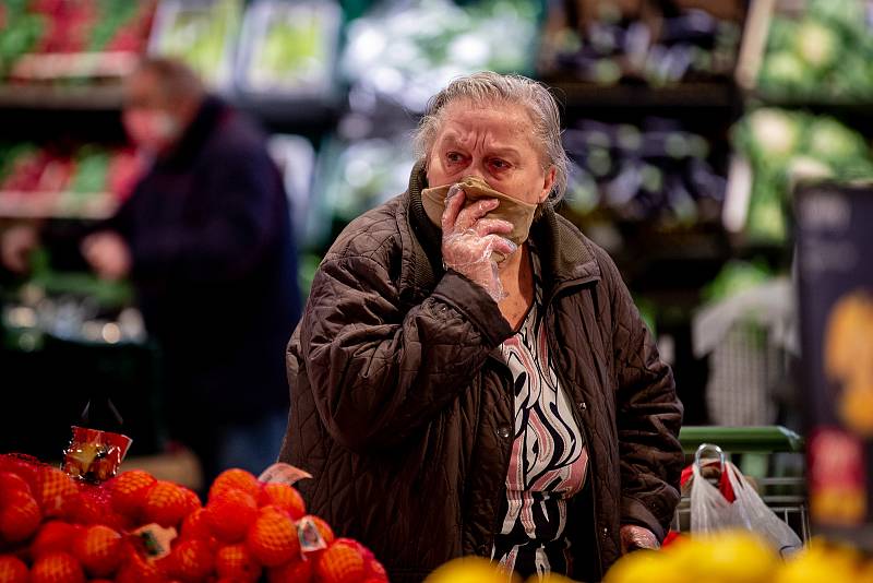 Senioři při nákupech v supermarketu Globus v Ostravě.