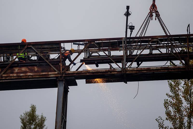 Bourání ocelového mostu, po kterém se dopravovala hlušina z úpravny Dolu Paskov na haldu v Řepištích na Frýdecko-Místecku, 7. října 2021.