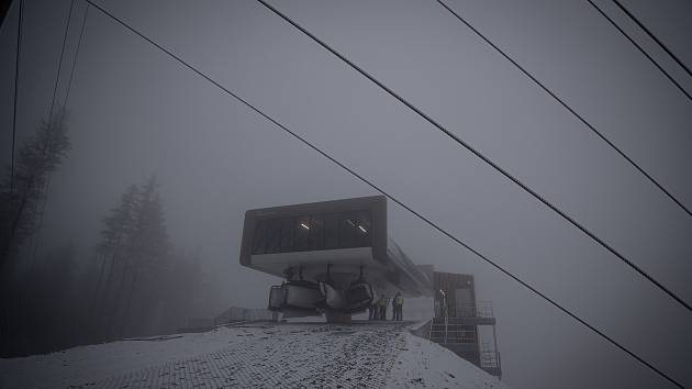 V horském areálu Kraličák na úpatí Králického Sněžníku se uskutečnily drážní zkoušky nejmodernější šestisedačkové lanovky v Česku od firmy Doppelmayr-Garaventa, modelu D-Line, 11. prosince 2020.
