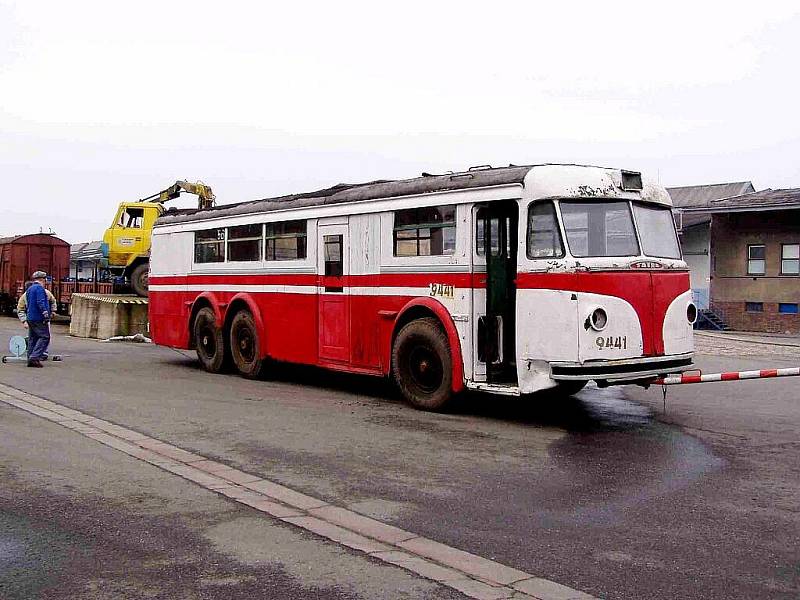 Převoz historického trolejbusu.