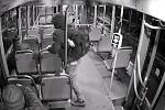 Záběry z kamer ve vozidlech DPO, které policie použila při řešení jednoho z případů krádeže v tramvaji.
