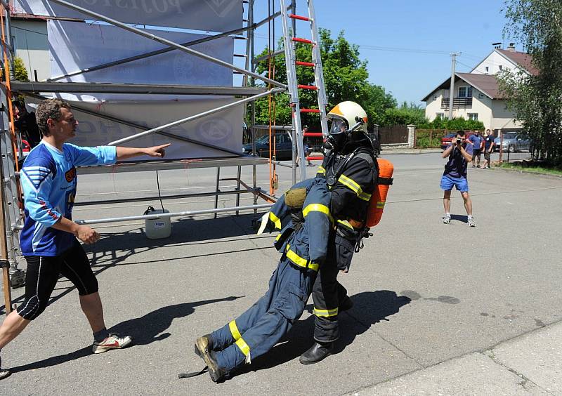  kompletním zásahovém obleku s desetikilogra­movým dýchacím přístrojem, maskou na obličeji vyrazili v sobotu na trať účastníci hasičského víceboje TFA Vratimov Cup 2012.