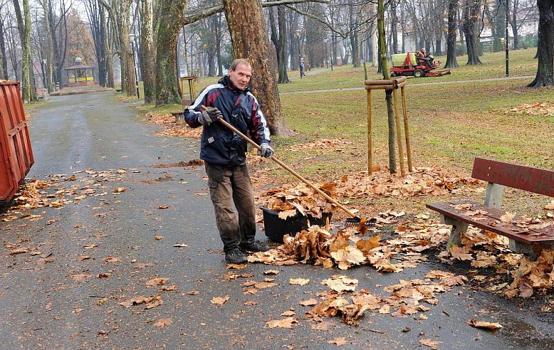 Do sadu Jožky Jabůrkové ve čtvrtek před polednem přijelo nákladní auto. Přivezlo novou sochu, která nyní park zdobí.