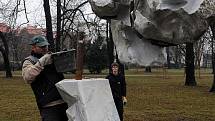 Do sadu Jožky Jabůrkové ve čtvrtek před polednem přijelo nákladní auto. Přivezlo novou sochu, která nyní park zdobí.