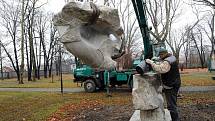 Do sadu Jožky Jabůrkové ve čtvrtek před polednem přijelo nákladní auto. Přivezlo novou sochu, která nyní park zdobí.