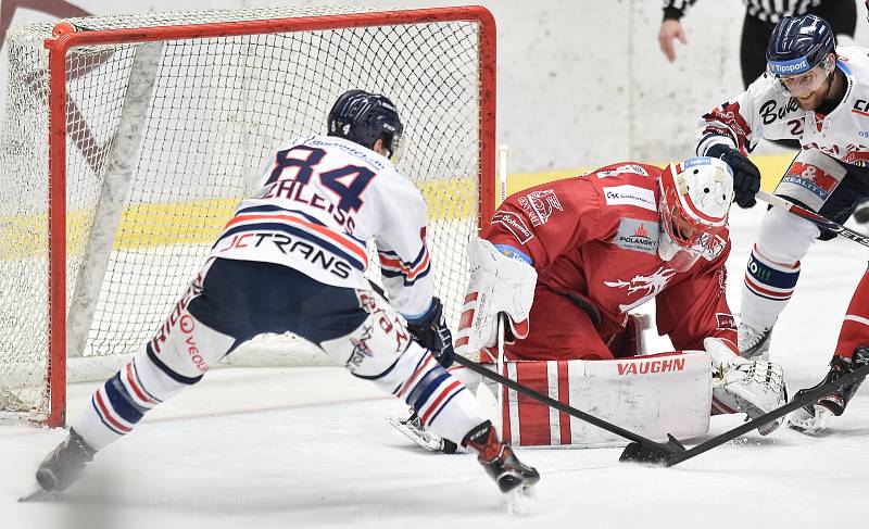 Utkání 34. kola hokejové extraligy: HC Vítkovice Ridera - HC Oceláři Třinec, 12. ledna 2019 v Ostravě. Na snímku (zleva) Jan Schleiss, brankář Třince Šimon Hrubec a Radoslav Tybor.