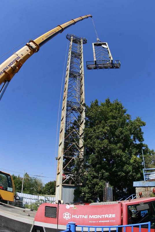  Ostravská demoliční a stavební firma DAV se ve středu pustila do strhávání čtyř stožárů na stadionu Bazaly.