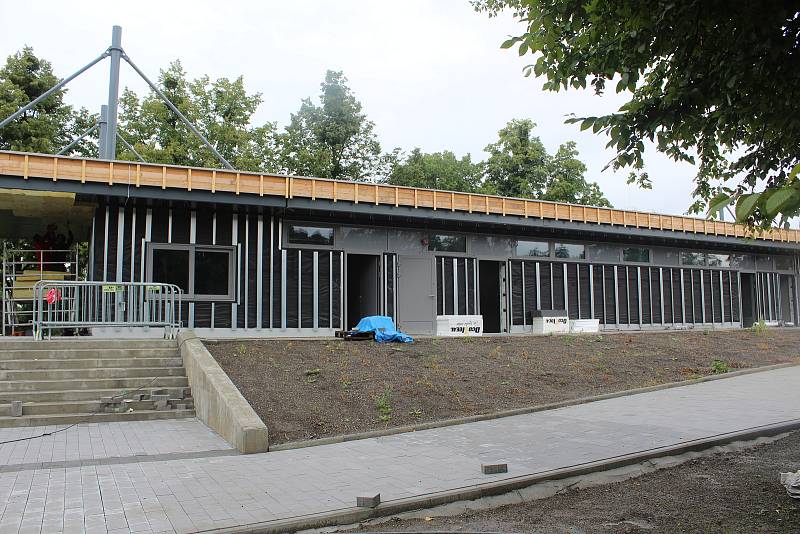 Sportovní areál ve Vratimově s fotbalovým hřištěm a koupalištěm, kde nyní probíhá výstavba nové budovy se zázemím.