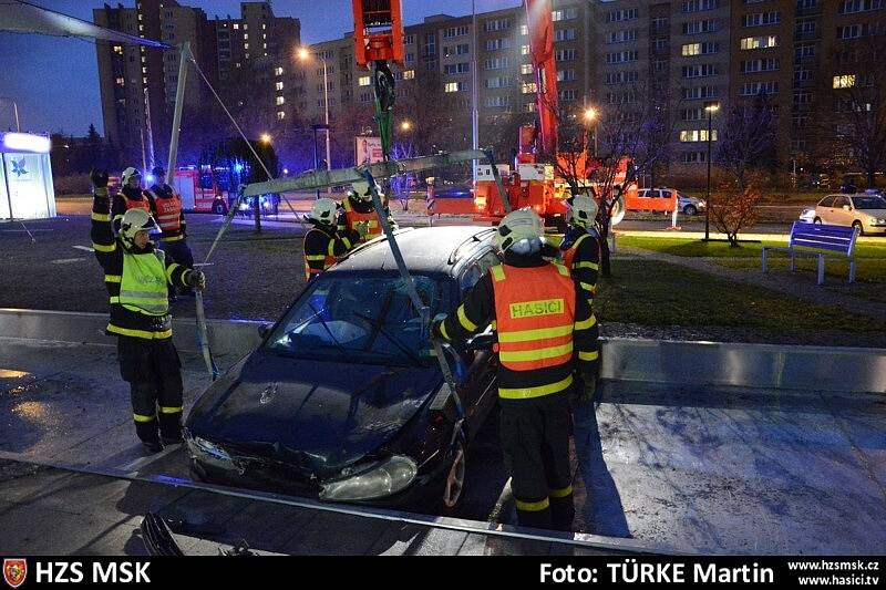 Dramatická honička v Ostravě skončila nehodou, při které třicetiletý řidič fordu vjel do fontány. Auto museli vyprostit hasiči.