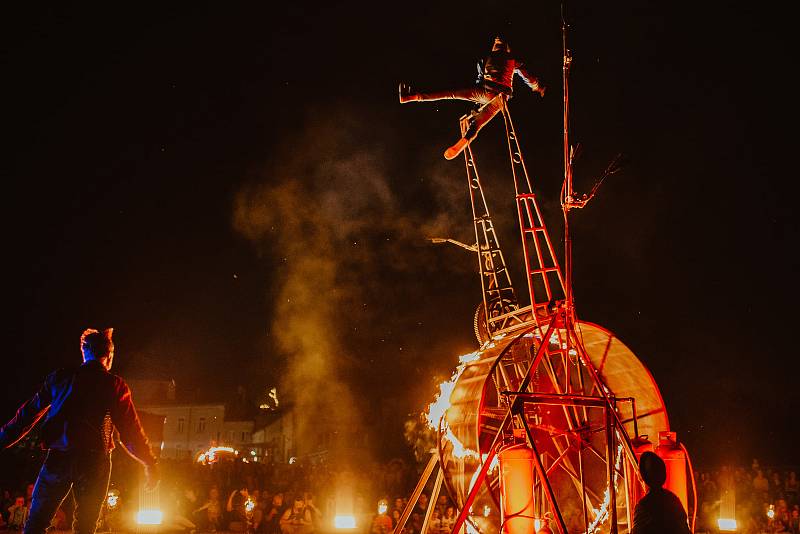 Festival v ulicích slibuje velkou zábavu. Dorazí umělci z Argentiny, Austrálie, Česka, Konga, Filipín, Francie, Itálie, Japonska, Kanady, Německa, Senegalu a Španělska.