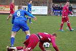 Fotbalisté Dobratic (v modrém) dokázali na úvod jarní sezony porazit na vlastním trávniku favorizovanou Bystřici 3:2. 