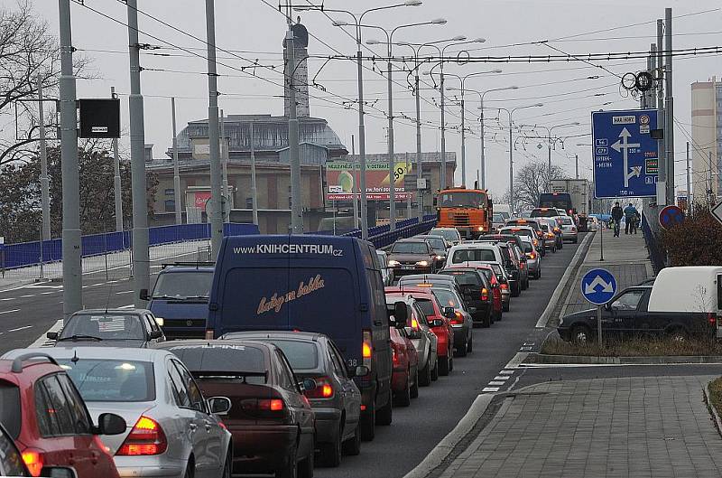 Necelou hodinu trvala oprava poškozené troleje v centru Ostravy na ulici Českobratrská, kte­rou zpusobil trolejbus jedoucí ve směru do centra města. Nehoda zkomplikovala i dopravu.