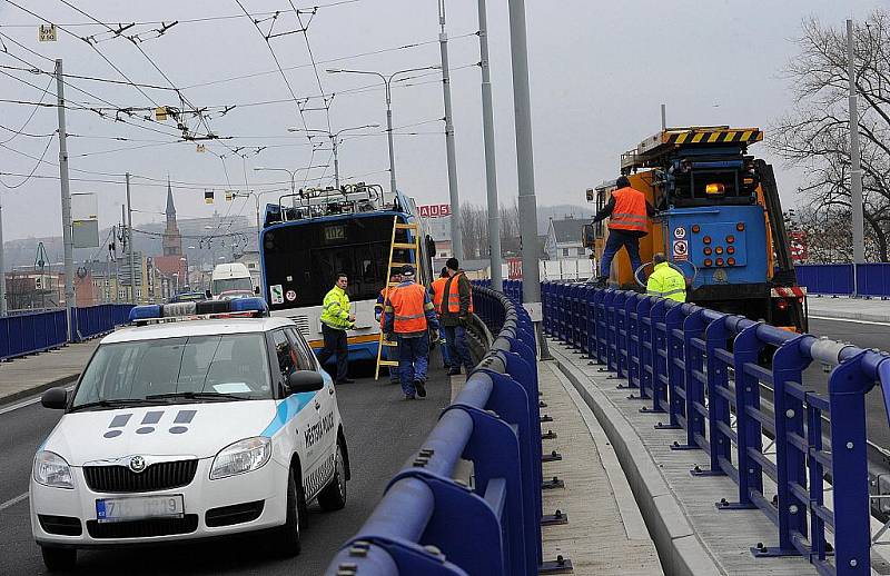 Necelou hodinu trvala oprava poškozené troleje v centru Ostravy na ulici Českobratrská, kte­rou zpusobil trolejbus jedoucí ve směru do centra města. Nehoda zkomplikovala i dopravu.