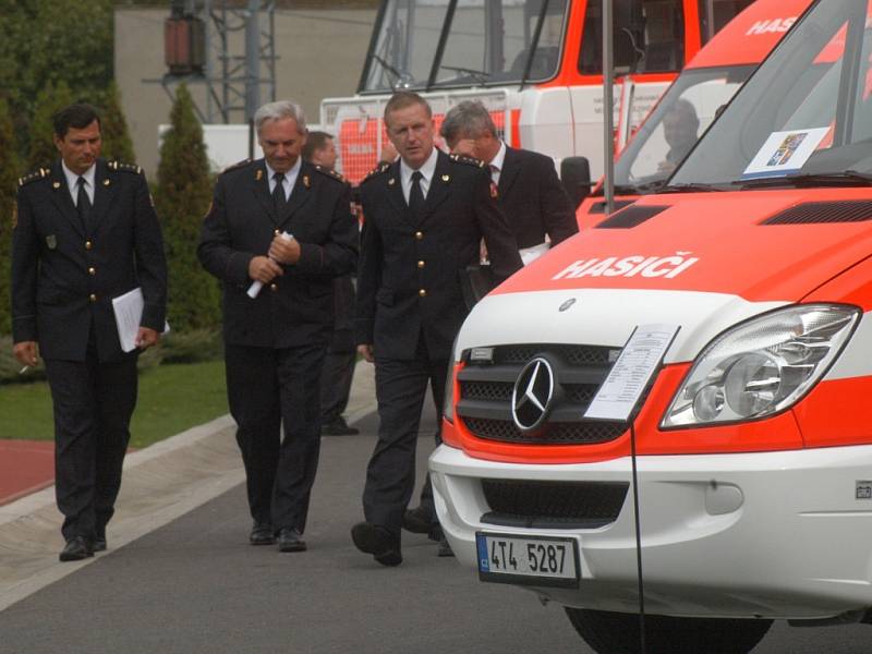 Majiteli čtrnácti speciálních vozidel se v úterý 2 .října stali hasiči Moravskoslezského kraje. Předtím byla vlastnictvím kraje.