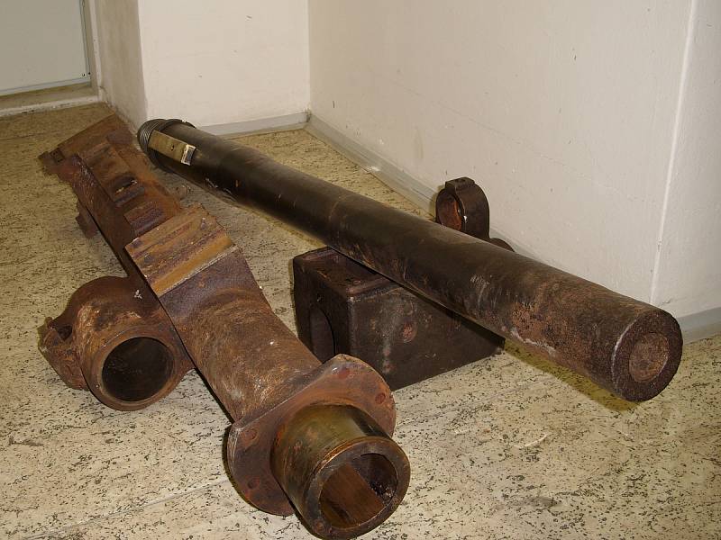 Policisté zkoumali i tankovou věž s funkčním kanónem, kterou má ve své sbírce vojenský fanda z Karvinska. 
