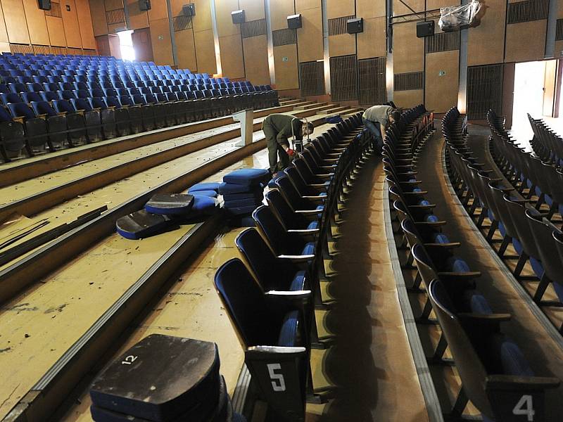 Ostravské kino Luna je až do 17. března pro veřejnost uzavřeno. Začala výměna sedaček za pohodlnější.