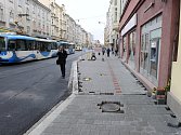 Chodník naproti ústí do Stodolní ulice v Ostravě, kde se scházejí jednotlivé etapy rekonstrukce Nádražní ulice. 