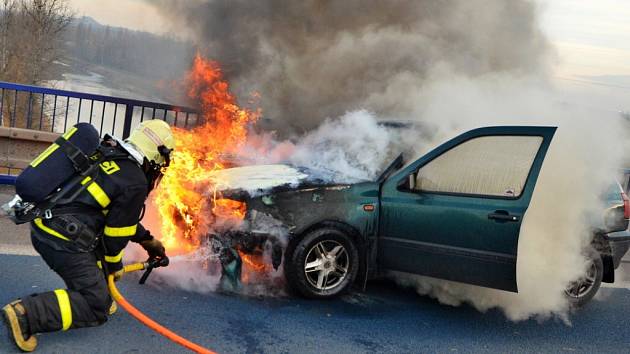 K požáru staršího osobního vozidla Volkswagen Golf vyjížděli ve čtvrtek ostravští hasiči.