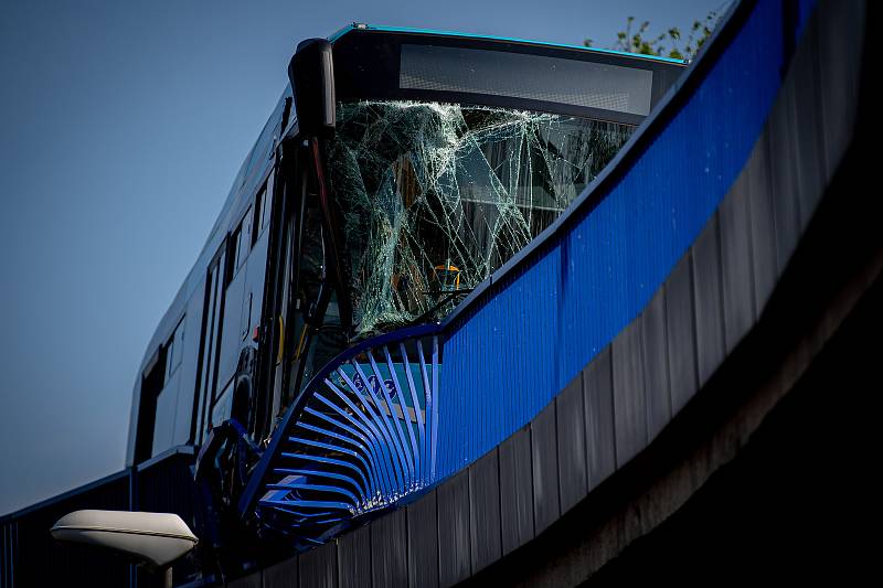 Nehoda autobusu DPO na Frýdlantských mostech v centru Ostravy, 28. dubna 2020.