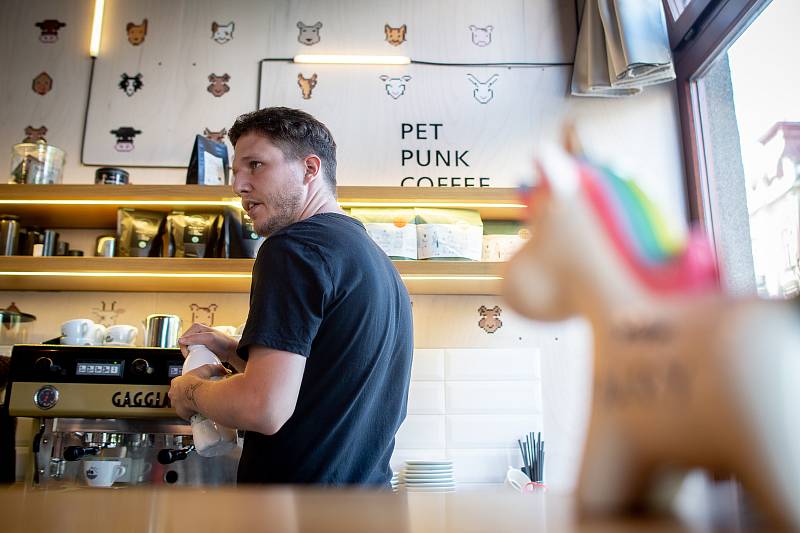 Kavárna Pet Punk na Nádražní ulici v Ostravě, září 2019. Na snímku majitel Petr Polák.