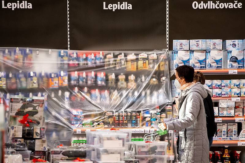 Zakryté regály vyznačující plochu se zákazem vstupu zákazníků v hypermarketu Globus, 27. prosince 2020 v Ostravě. Od neděle začal platit nejvyšší, pátý stupeň pohotovosti protiepidemického systému PES. Prodávat tak bude nyní možné v obchodech pouze základ