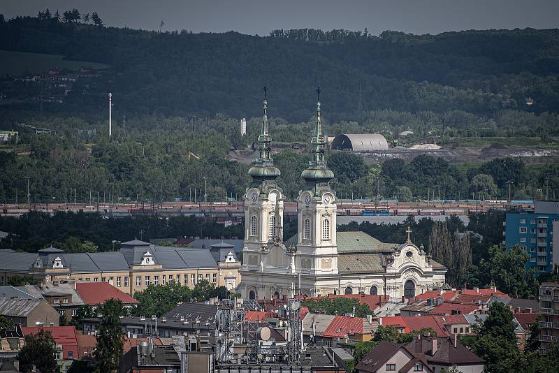 Odborná firma rozebere 84 metrů vysoký plynojem MAN který stojí na ulici 1. máje, snímek z 14. června 2021. Plynojem je už přes 10 let nevyužitý. Kostel Panny Marie Královny v městské části Mariánské Hory a Hulváky.