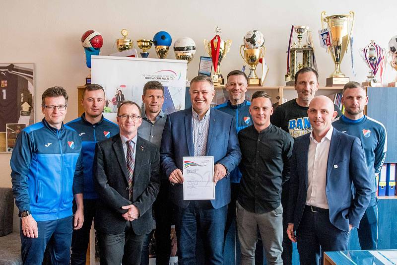 Slavnostní předání certifikátu (DofE) mládežnické akademii FC Baník Ostrava na ZŠ J. Šoupala v Ostravě-Porubě.