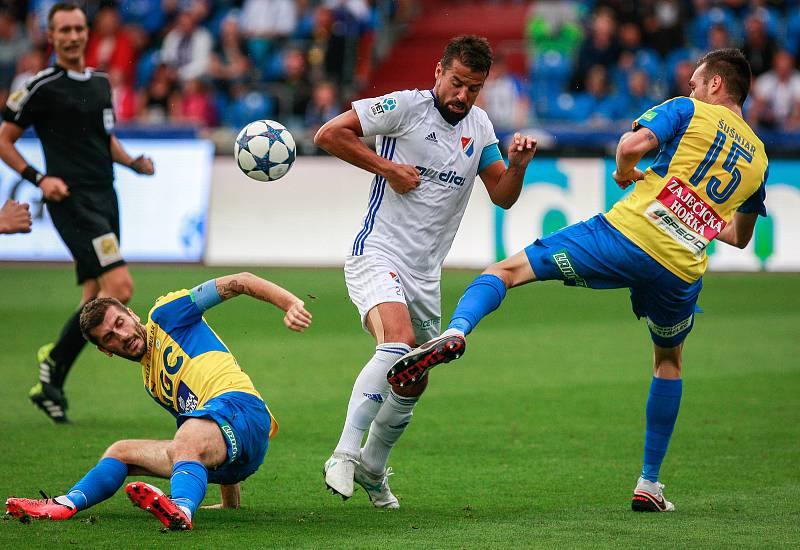 I. liga, 4. kolo, FC Baník - FK Teplice: 3 : 3, na snímku uprostřed Milan Baroš, vpravo Aleksandar Šušnjar