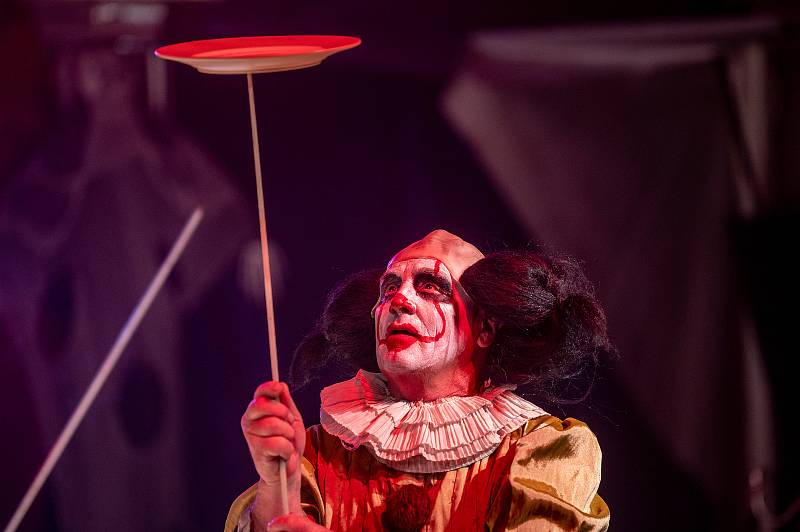 Představení v Paranormal cirkusu na Dubině. 1. května 2022 v Ostravě.