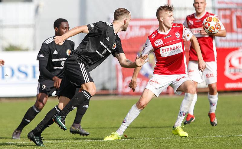 Utkání Fobalové národní ligy mezi FK Pardubice (ve červenobílém) a MFK Vítkovice ( v černém) na hřišti pod Vinicí v Pardubicích.