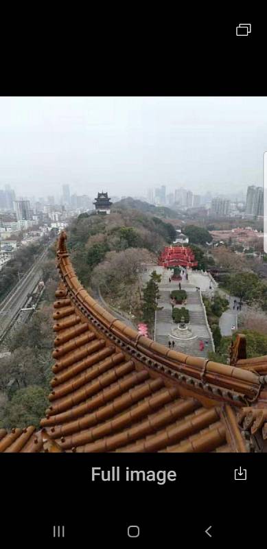 Wu-chan patří mezi nejmodernější města v Číně. Nyní se tam ale bez roušky nevyplatí vycházet ven, což dobře ví i Daniel Pekárek. Další snímky jsou z rodinných alb.