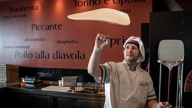 Ilustrační foto. Pizzař Radim Uher na snímku při přípravě pizzy v ostravské restauraci Pizza Coloseum v OC Forum Nová Karolina, 8. února 2022.