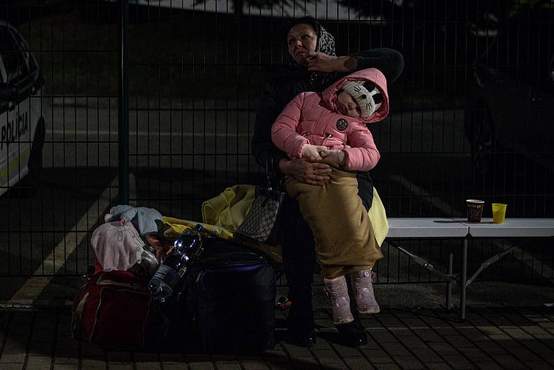 Lidé prchající z Ukrajiny přicházejí na Slovensko přes hraniční přechod Ubla (Ubľa), 25. února 2022. Slovensko uvedlo, že po ruské vojenské operaci na Ukrajině vpustí do země prchající Ukrajince., 16. ledna 2020 v Ostravě.