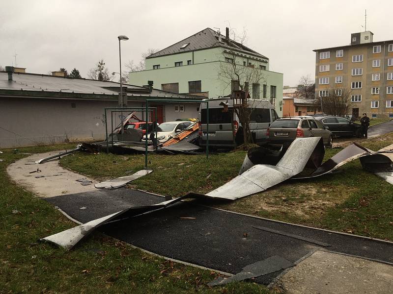 Zásah hasičů a pomoc při odstraňování následků orkánu Sabine v Havířově.