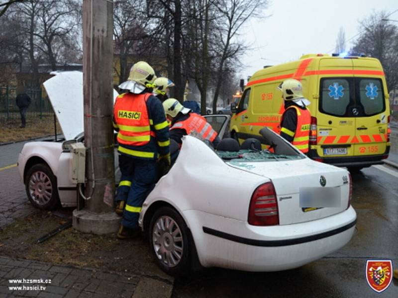 Akce záchranářů při vážné nehodě taxíku