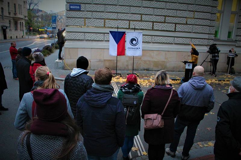 Připomínka Mezinárodního dne studentstva a Dne boje za svobodu a demokracii v podání studentů Ostravské univerzity, Ostrava, 17. 11. 2021.