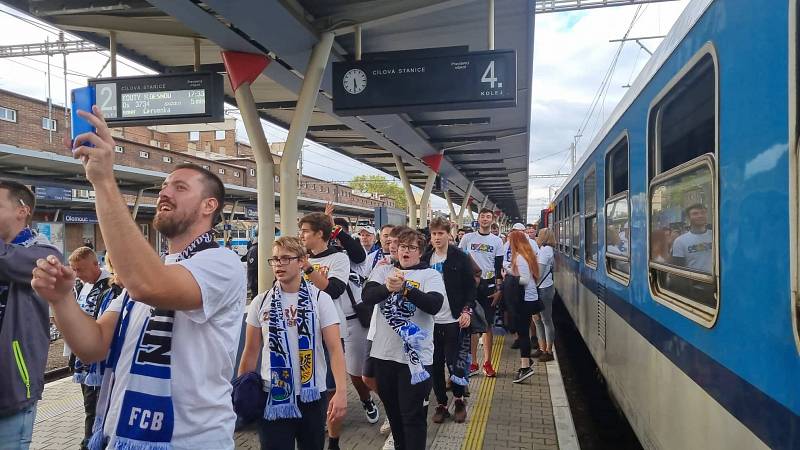 Fanoušci Baníku odjíždějí vlakem do Olomouce.