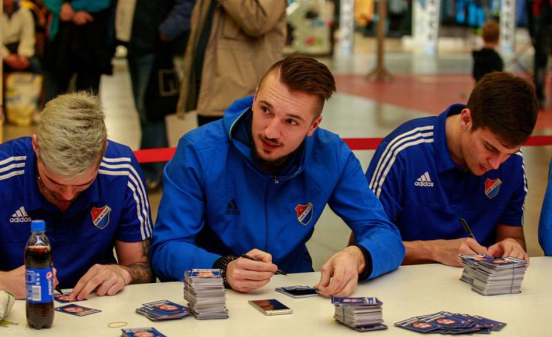 Autogramiáda fotbalistů Baníku Ostrava v OC Forum Nová Karolina.