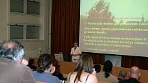 V prostorách Ostravské univerzity na Slezské Ostravě se ve středu bouřlivcě diskutovalo, zdá kácet nebo nekácet stromy v Porubě