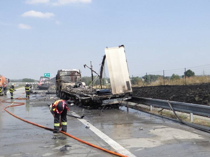 Následky požáru dvou nákladních automobilů na dálnici D1 před Ostravou. 