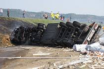 Nehoda a požár kamionu na D1 u Bělotína. 