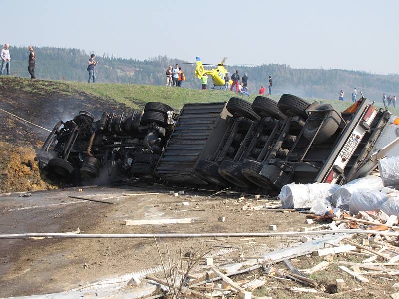 Nehoda a požár kamionu na D1 u Bělotína. 