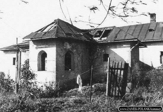 Pohled na schátralý přístavek kaple sv. Michaela, říjen 1960. (foto: PÚO, Ing.arch.Plavec)