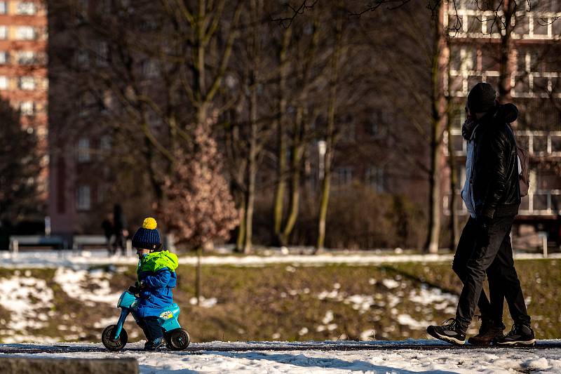 Lidé využili slunečného počasí k trávení času v Komenského sadech a okolí. 21. února 2021 v Ostravě.