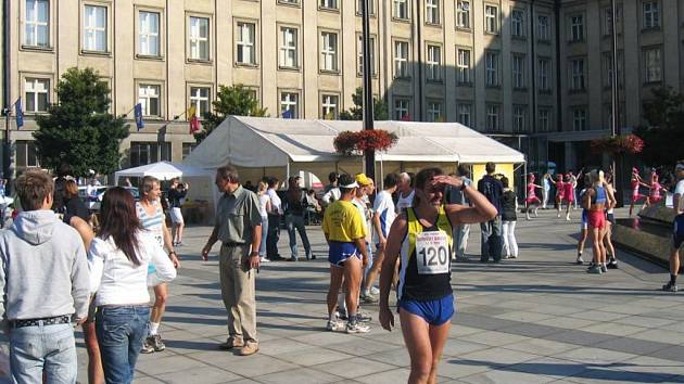 VYTRVALCI V OSTRAVĚ. V sobotu 8. září odstartuje pod věží Nové radnice na Prokešově náměstí už 46. ročník Ostravského maratonu. Součástí této sportovní akce bude i tradiční Běh Deníku.